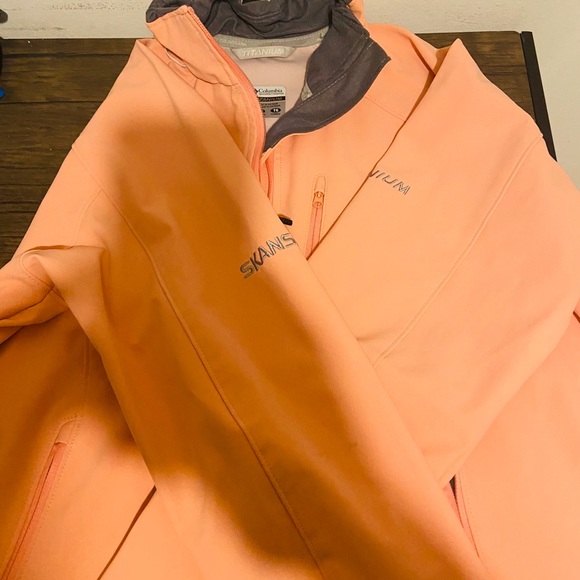 SOLD. Columbia soft shell jacket - Picture 2 of 4